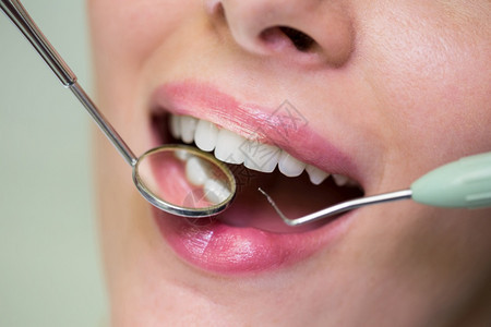 口服关心卫生员牙医在科诊所用工具检查女患者图片