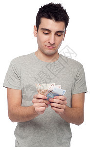 安静的年轻人看着自己的钱欧元钞票在白种背景上被孤立他的钱包快乐图片