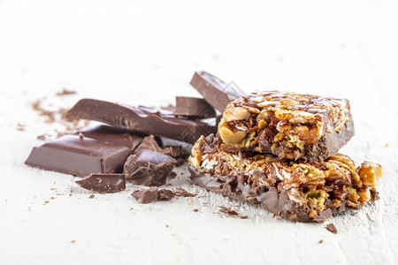 可口健康白木本底有巧克力的麦片棒节食图片