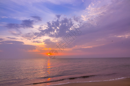 夜晚在宁静的海面上一片无休止的海面多颜色日落和云彩海洋超过紫色的图片