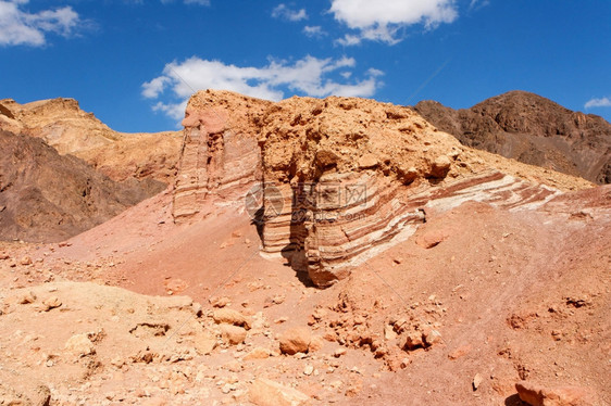 天中间石头沙漠带斑石块的岩雕刻图片