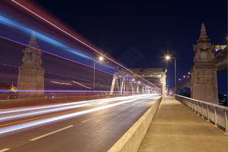 夜晚的交通间穿过桥的汽车发出灯光夜里穿越大桥的车旅游结构体运输图片