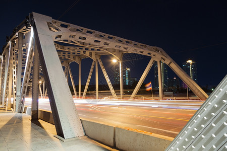 晚上建筑学现代的夜晚交通间穿过桥的汽车发出灯光夜里穿越大桥的车图片