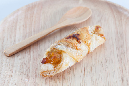 可口烘烤的早餐把菠萝放在面包里木板上图片