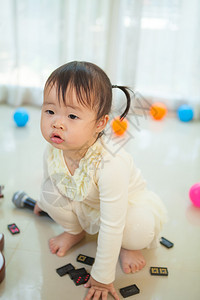 拿着麦克风的可爱小女孩图片