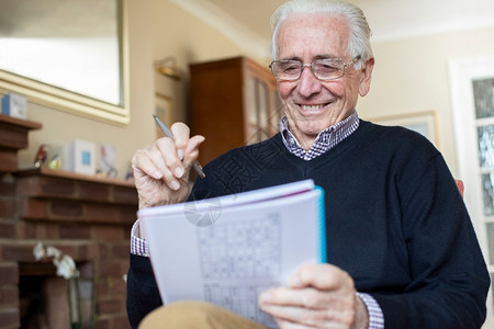 人们放松健康在家里微笑的老人做数独猜谜游戏高清图片