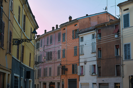 欧洲的旅游意大利Parma古老的多彩建筑外观历史的图片