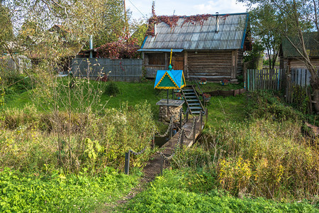 晴天河季节俄罗斯亚拉夫地区Nekrasovsky区Vyatskoye村的Nikolin泉水图片