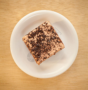 带有木本底板的巧克力蛋糕黑暗的烘烤奶油图片