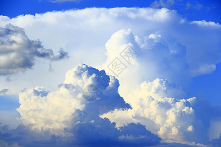 美丽的白云蓝天背景无边的天空蓝白云风景和堂观体全景蓝大白云堂观自由空气际线背景图片