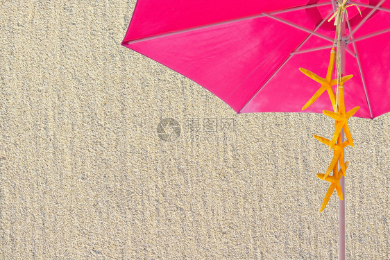 细节目的地Binkparol黄海星夏季主题粉红色阳伞黄海星夏季主题专复制空间海滩沙质背景图案Binkparol黄海星夏季主题假期图片