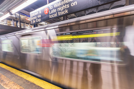 十二月火车平台纽约市12月日08年地铁在904年开放的站台快速移动纽约市地铁是世界最古老的公共过境系统之一图片