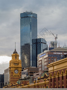 维多利亚商业时钟塔背景有Rialto摩天大楼和LiatoClock塔铁路图片