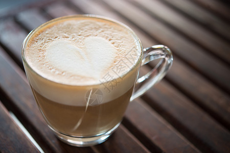 拿铁咖啡艺术一种热的咖啡馆卡布奇诺杯子和心形牛奶咖啡厅的卡布奇诺杯子和心型牛奶一杯咖啡艺术师背景