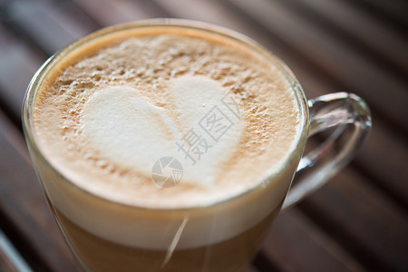 咖啡师克丽玛馆的卡布奇诺杯子和心形牛奶咖啡厅的卡布奇诺杯子和心型牛奶一杯咖啡艺术抽象的图片