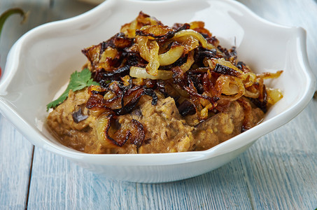 喀拉邦巴基斯坦素食主义者Haleem由肉类扁豆和大麦海得拉巴烹饪亚洲各种传统菜盘顶视图片