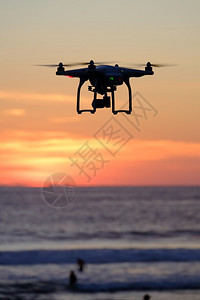 控制日落时的无人机四分仪天空摄影图片