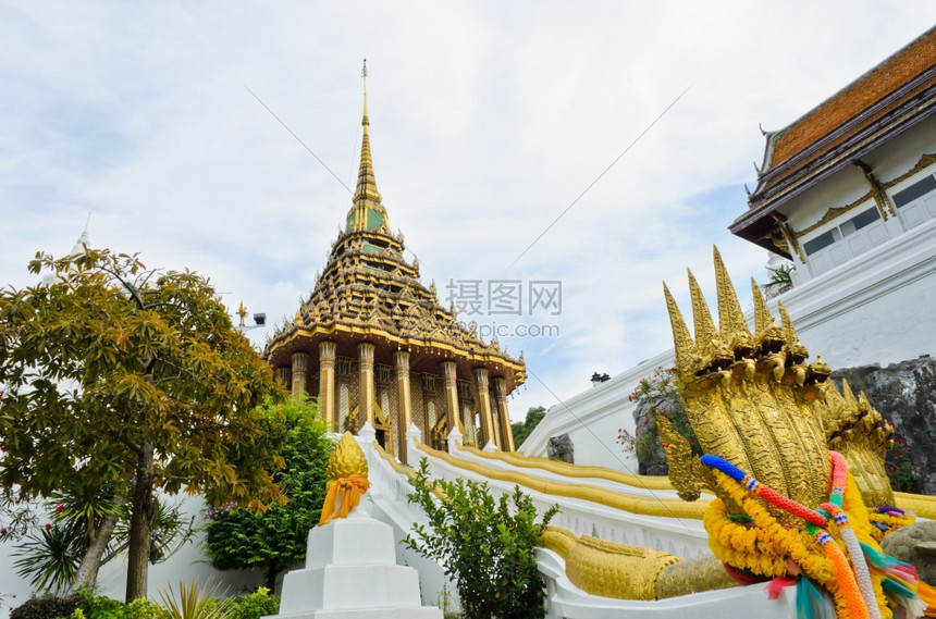白色的泰国Saraburi的佛罗河足迹WathraPhutthabat寺庙笏纳迦图片