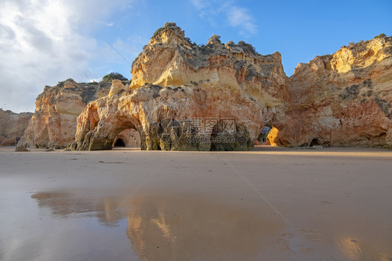 海滩假期岸葡萄牙阿尔加夫的普拉亚特雷斯伊尔马奥自然岩石图片