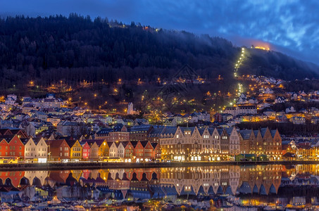 城市景观教科文组织挪威卑尔根市有色人房屋的布赖根街在挪威卑尔根市有色人房屋夜晚图片