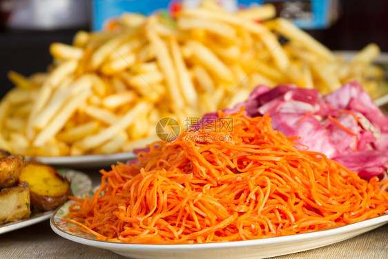 日本人韩国胡萝卜加卷心菜和马铃薯在街头食物中辛辣的午餐图片