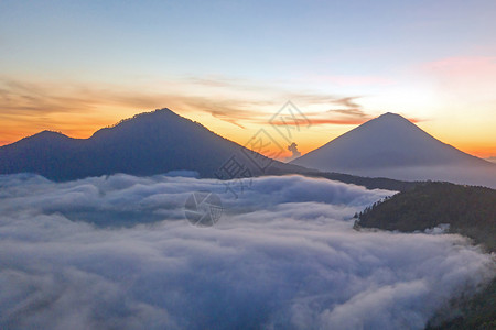 巴厘岛图尔山日出后空中飞行旅谷火山图片