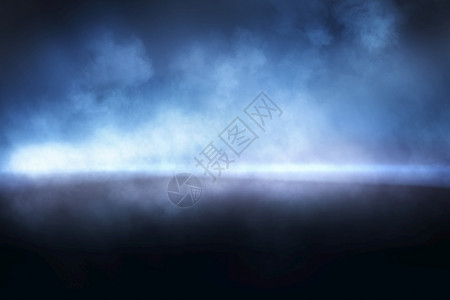 多雾路段经过蓝色薄雾抽象质地由光束照亮的烟雾清空场景汽图片