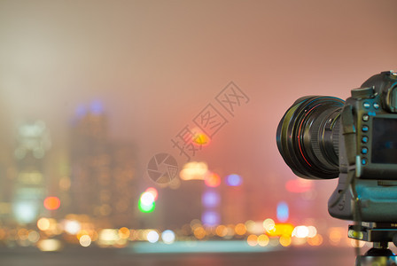 三脚架摄影机像头自动拍令人惊叹的城市天际线夜晚梯灯光相机惊人的街道图片