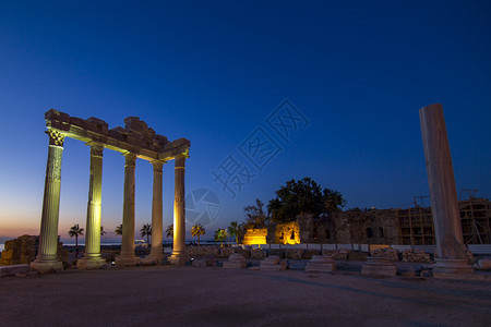 剧院阿波罗寺庙隆边的夜里图片