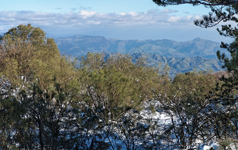 平静的绿色安冬季山区地貌图片