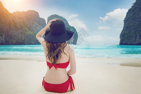 语气合身岛在海滩上穿比基尼的女人图片