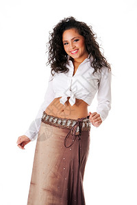 白色的腹部肚脐带着棕褐色卷毛的拉丁美洲年轻女人剪着棕色黑褐头发穿着白结的衬衫和棕裙舞少数民族女孩露着肚子按钮被隔离了图片