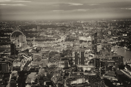 金融的夜里沿着泰晤士河的城市天际线空中观察伦敦英国城市晚上沿着泰晤士河的天际线空中观察伦敦城市景观建筑学图片