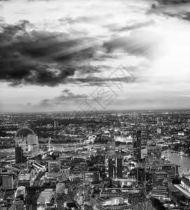 美丽的景观沿着日落时泰晤士河的城市天际线空中观察伦敦英国城市在日落时沿泰晤士河的天际线空中观察伦敦图片