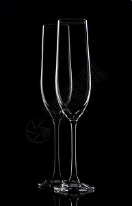 透明黑色的餐具背景中的两个空香槟杯黑色背景中的两个香槟杯图片