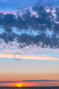 满太阳日落时的紫色天空日出时的粉紫色云日落时的紫色天空戏剧图片