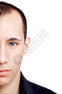 模型感的一种名蓝眼睛的年轻男子时装肖像画白背景与他隔绝图片