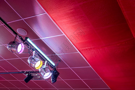 波德希瓦洛夫蓝色的光束在天花板复制空间下被悬停的聚光灯图片