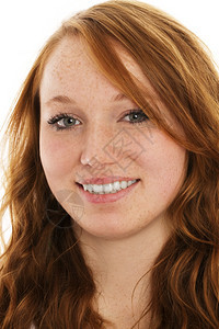 一位年轻笑着的红发女人肖像一个年轻笑着的红发白人背景女画像漂亮女士白色图片