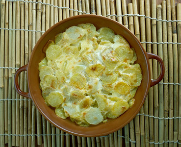 烘烤的可口PommesAnna经典法国古菜用大量融化的黄油煮土豆起司图片