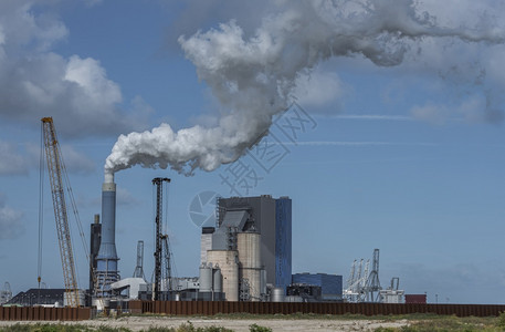 煤炭荷兰该地区Holland附近Rrotterdam附近的一个发电厂烟雾污染欧洲Holland的一个发电厂贫穷烟雾污染云图片
