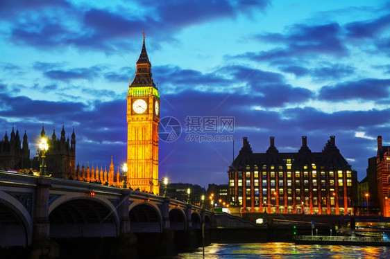 建造旅游的黄昏伦敦与伊丽莎白塔和议会大厦的概览ElizabethTower图片
