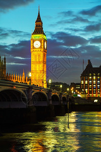伦敦与伊丽莎白塔和议会大厦的概览ElizabethTower泰晤士河日落英国图片