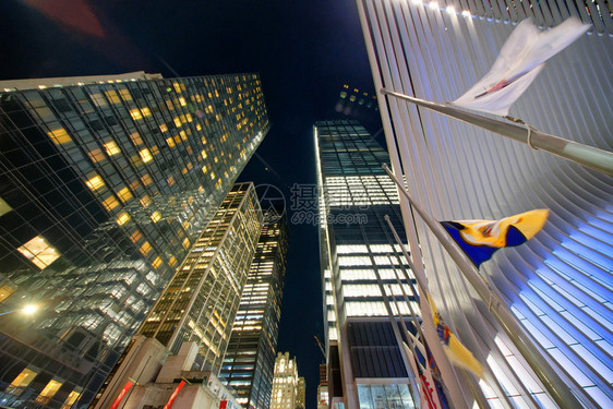 曼哈顿市下城摩天大楼从街上向天空看夜景玻璃镇晚图片
