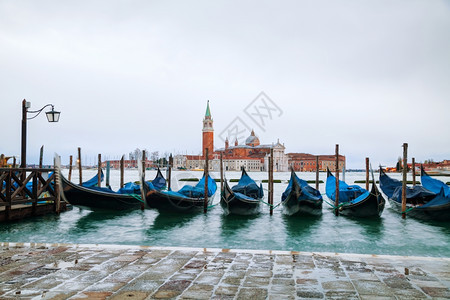 历史航海的清晨在威尼斯圣乔治马焦雷大教堂钟图片