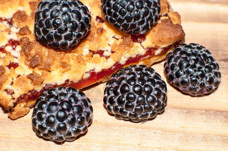 手工制作的用黑莓果实烹制自饼干可口法国图片