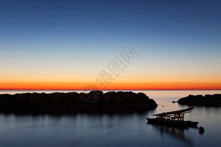 宁静清晨在海中停泊清晨的一个明亮而多彩的夏日清晨马尔凯平静的图片