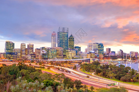 天际线现代的澳洲市下城珀斯天际的黄昏时灯图片