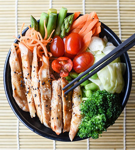 健康的日本小鸡Teriyaki开胃菜丰富多彩的沙拉图片