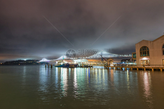 黄昏旧金山Embarcadero和海湾大桥在晚上加利福尼亚美国奥克兰恩巴卡德罗图片